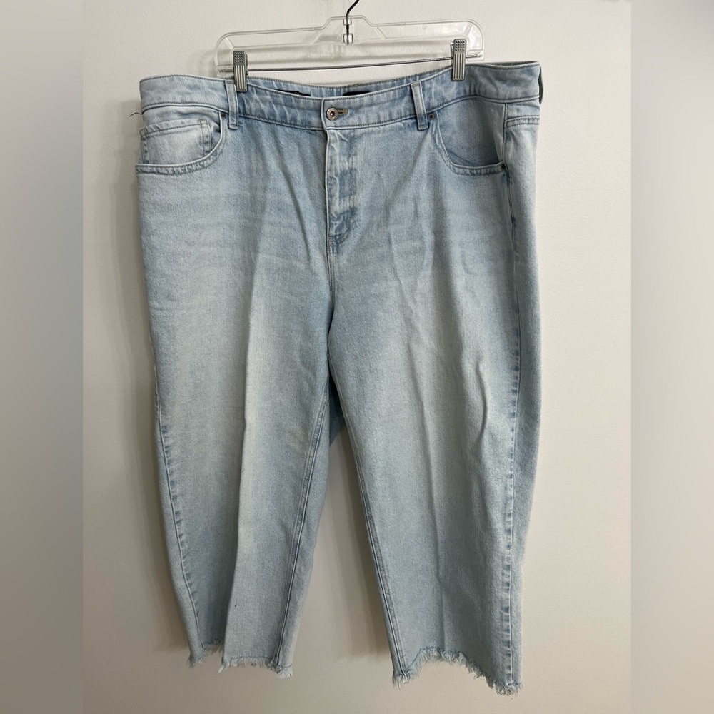 Talbots Trendy Women’s 22W Light Wash Boyfriend Jeans w/wide legs & fringe hem.